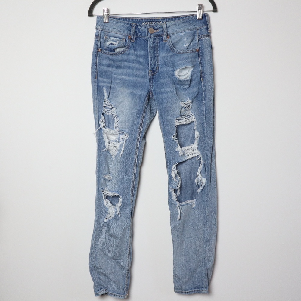 American Eagle | Destroyed Tomgirl Jean